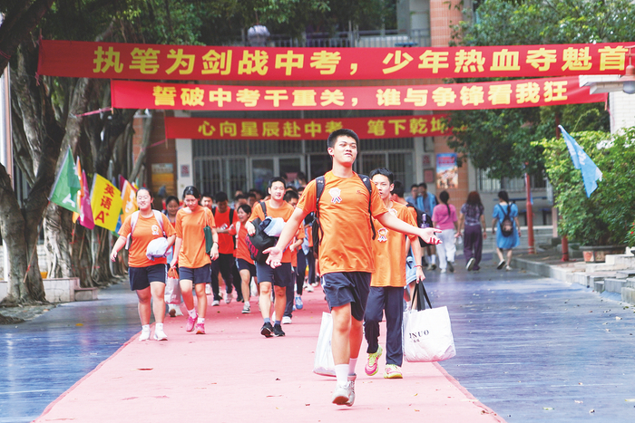     6月26日下午，中考结束（九年级）。在青秀区锦春路考点，考生们带着灿烂的笑容跑出考场。 本报记者叶子榕 摄