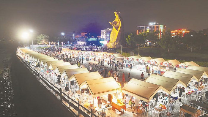 市民在丙洲陈化成主题公园品美食。 夏海滨 摄