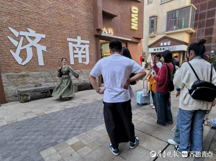 融汇老商埠内设置的打卡点吸引了众多游客。齐鲁晚报·齐鲁壹点记者 王媛摄