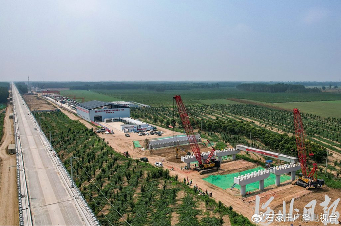 7月10日拍摄的雄安新区雄鄚路二期工程燕南长城大桥建设现场。河北日报记者李东宇摄