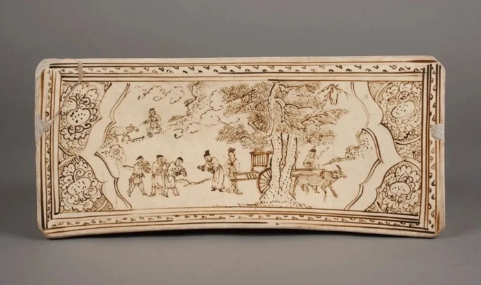 ▲白地黑花“时苗留犊图”瓷枕，元代磁州窑瓷枕的代表作之一，国家一级文物，现藏于邯郸市博物馆。图片来源：邯郸市博物馆