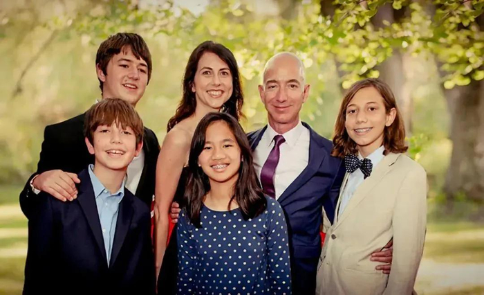 贝索斯和前妻以及他的四个孩子