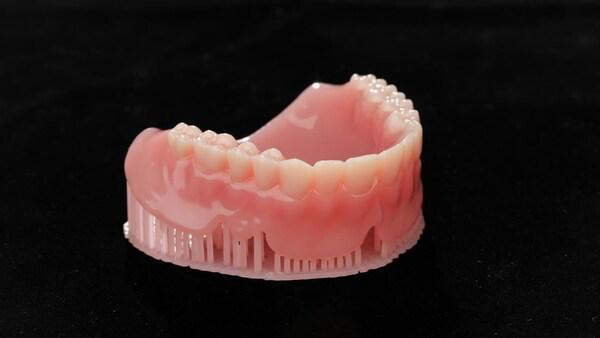 多材料一体打印活动义齿，图片来源：企业供图