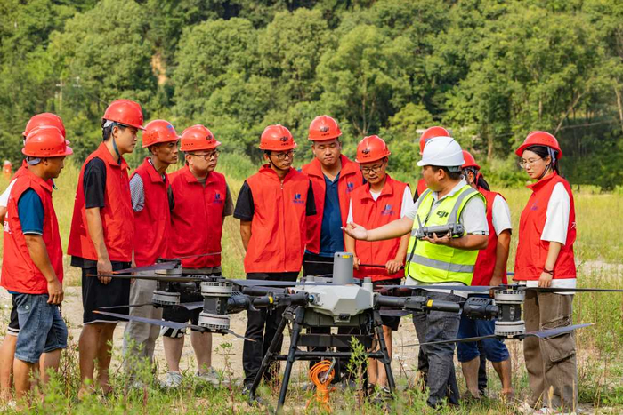 7月9日，在湖北省宜昌市秭归县，教练员正在进行理论讲解。彭强摄