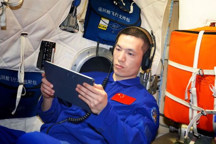 ▲2023年2月24日，李聪进行载人飞船结构机构分系统操作训练。王夏阳 摄