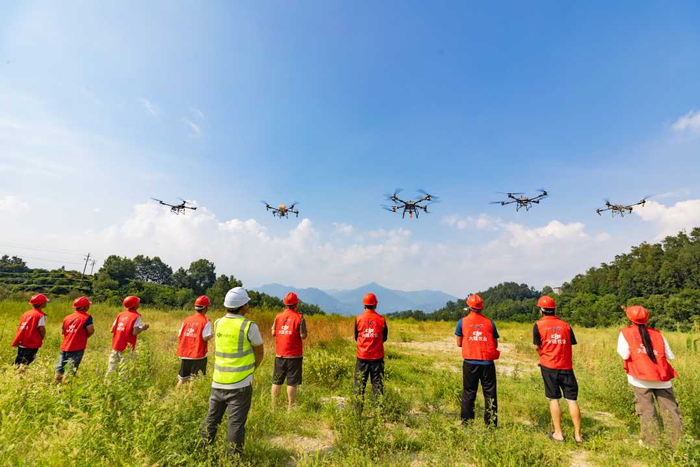7月9日，在湖北省宜昌市秭归县，学员们正在进行无人机飞行训练。彭强摄