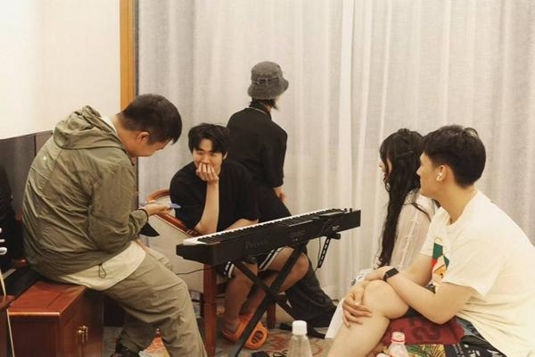 学员们聚在一起排练曲目。 受访者供图