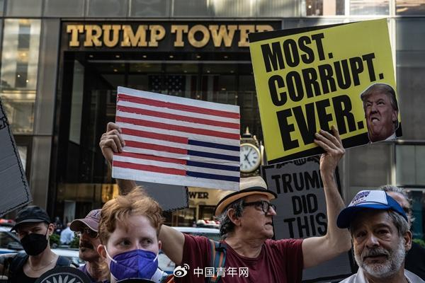 7月4日，美国纽约，美国民众在特朗普大厦前举行示威活动，抗议特朗普总统签署“大而美”法案。视觉中国供图