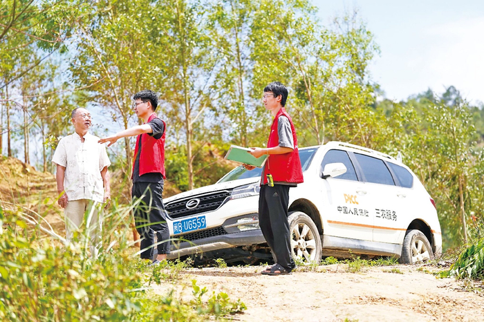 人保财险莆田市分公司查勘员（中、右）调研仙游县钟山镇朗桥村山头生态保护，为下游农业生产保驾护航。易海鹰/摄