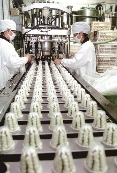 益民食品一厂冷饮生产流水线。本报记者 张春海 摄