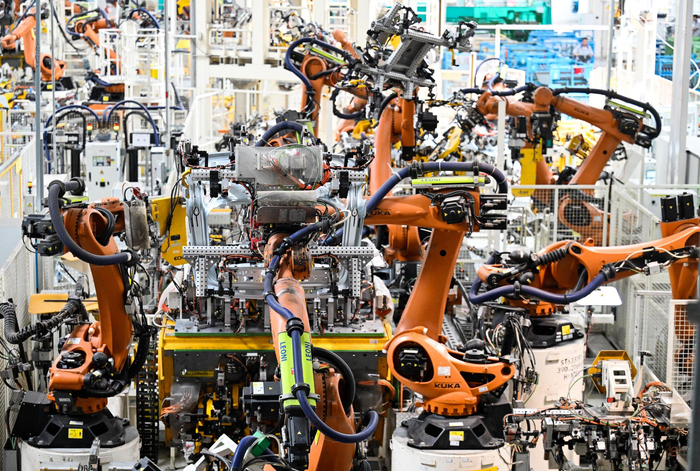 7月7日，机械臂等自动化生产设备在天津经济技术开发区一汽-大众华北基地焊装车间作业。新华社记者赵子硕 摄