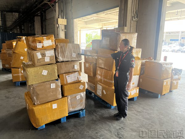 安检员过检国际货物（天津航空货运安检站供图）