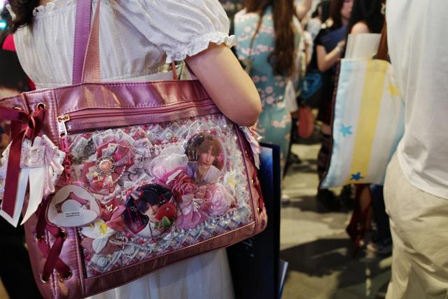 二次元爱好者的“痛包”，张熠摄