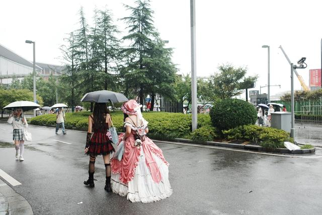 雨中的二次元爱好者，张熠摄