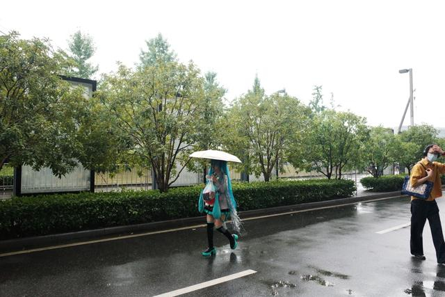 雨中的coser，张熠摄