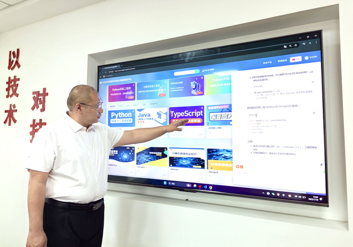 赵洪宇向记者介绍数字技能应用的“虚拟课堂”。（石鑫 摄）