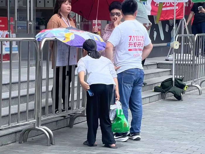 路人查看判决书。秦铭蔚摄