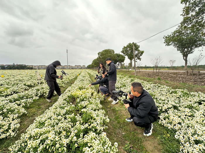 摄制组在桐乡市进行拍摄（央广网发  《沿着纬度听中国》纪录片摄制组供图）