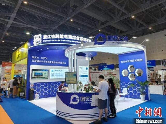 参观者在展厅内咨询信息。吴怡欣 摄