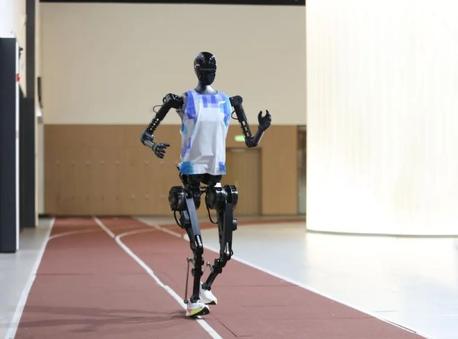 ▲“天工”机器人跑者在揭牌仪式现场演示动态运动能力