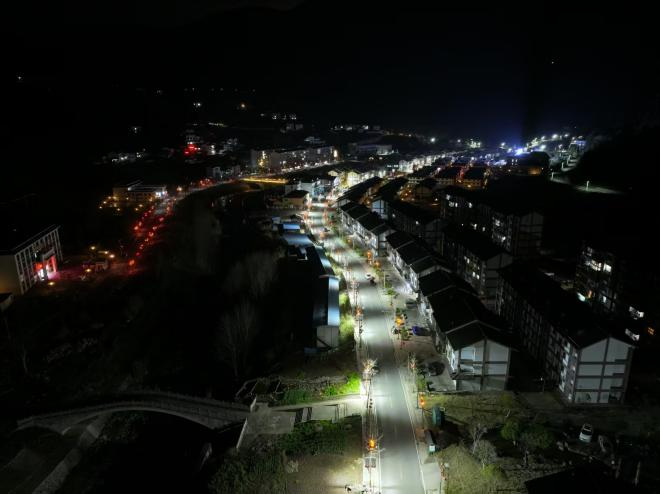 安装维修后的场镇路灯（央广网发  受访者供图）