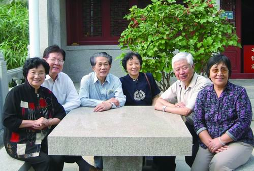 2009年，陈创天（左二）、闵乃本（左三）、蒋民华（左五）三对夫妇合影。