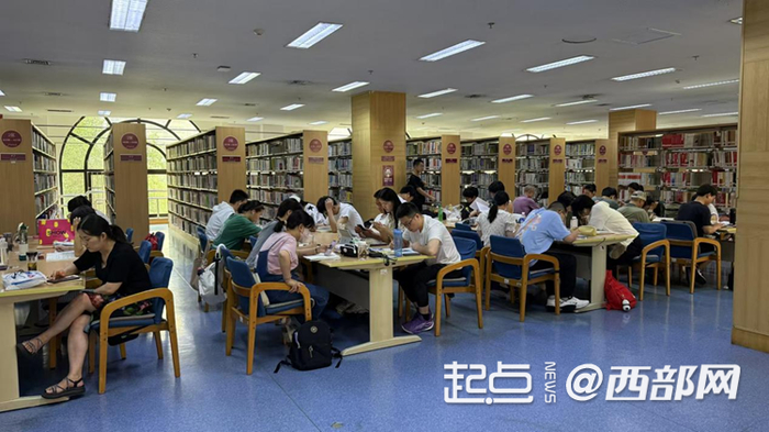 陕西省图书馆内市民阅读场景