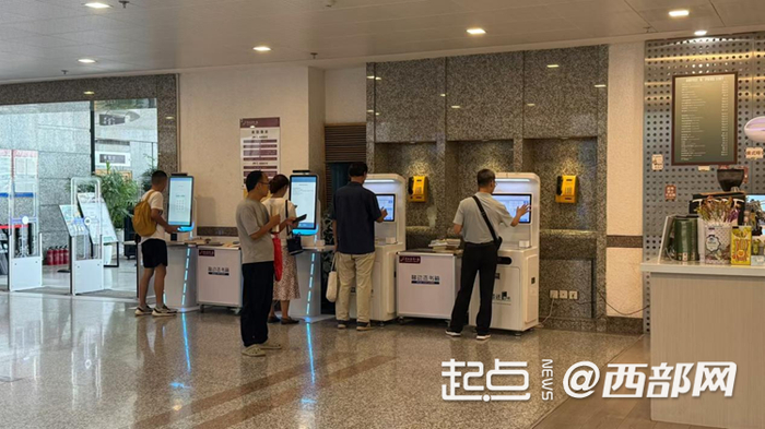 市民有序排队借阅图书。