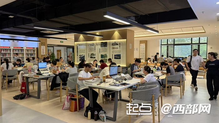 陕西省图书馆内市民阅读场景