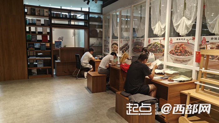 市民在小寨嘉汇汉唐书城内阅读。