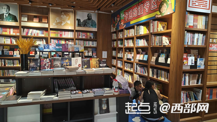 小寨嘉汇汉唐书城内，小朋友和家长一起阅读。