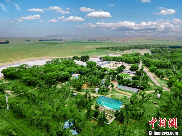  图为董家村阿尔泰七台景区全景。　刘一楠 摄
