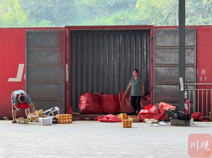 在“统仓共配”物流分拣中心，快递员正在整理快递