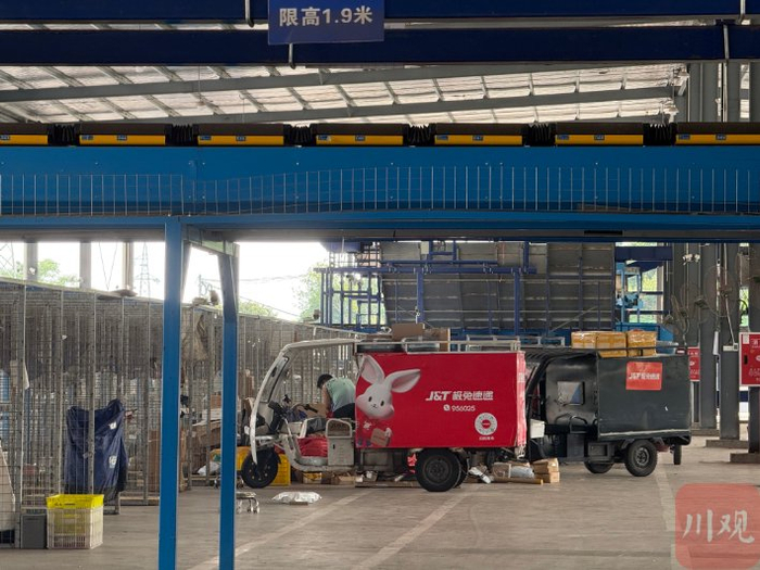 快递员正在分拣荔枝包裹