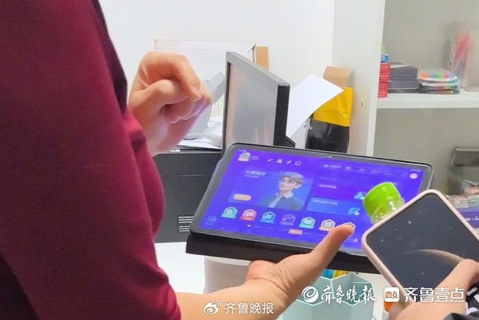 在济南某AI智习室，工作人员正为前来咨询家长讲解学习机的功能。