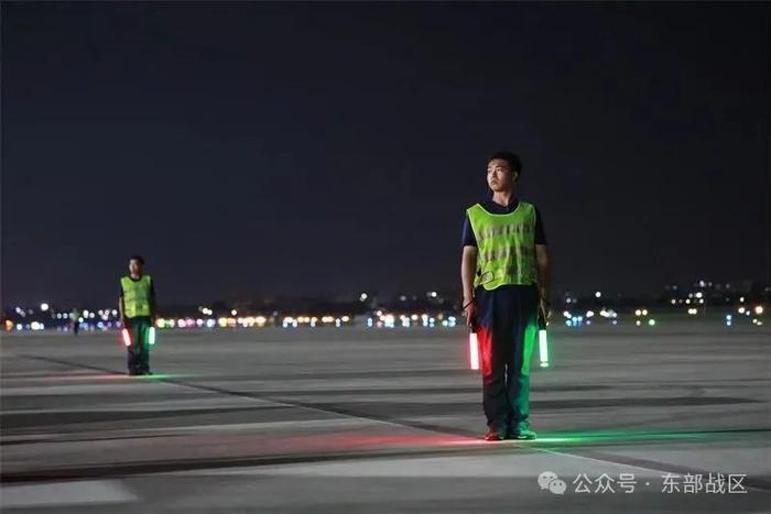 ▲机务官兵听令指挥战机滑出。