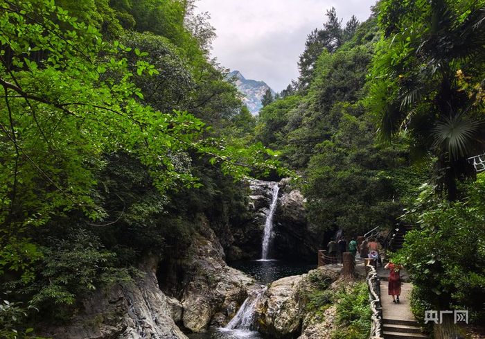 位于黄山脚下山岔村的九龙瀑景区（央广网见习记者  刘浩  摄）