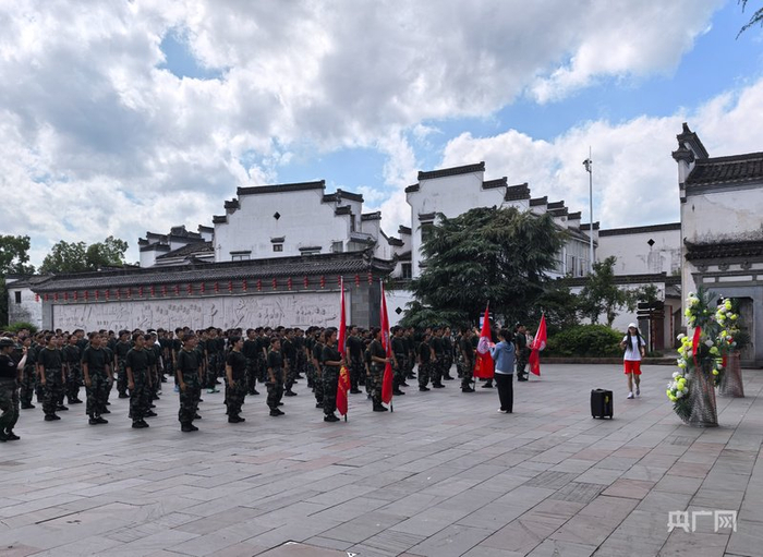 学生在岩寺新四军军部旧址纪念馆开展研学活动（央广网见习记者  刘浩  摄）