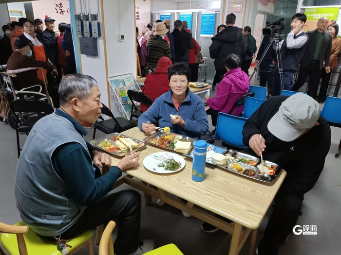 李沧区浮山路街道河南庄社区养老服务站内，老年人在养老大食堂用餐。