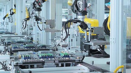 中兴通迅柔性生产线上机械臂在进行产品装配