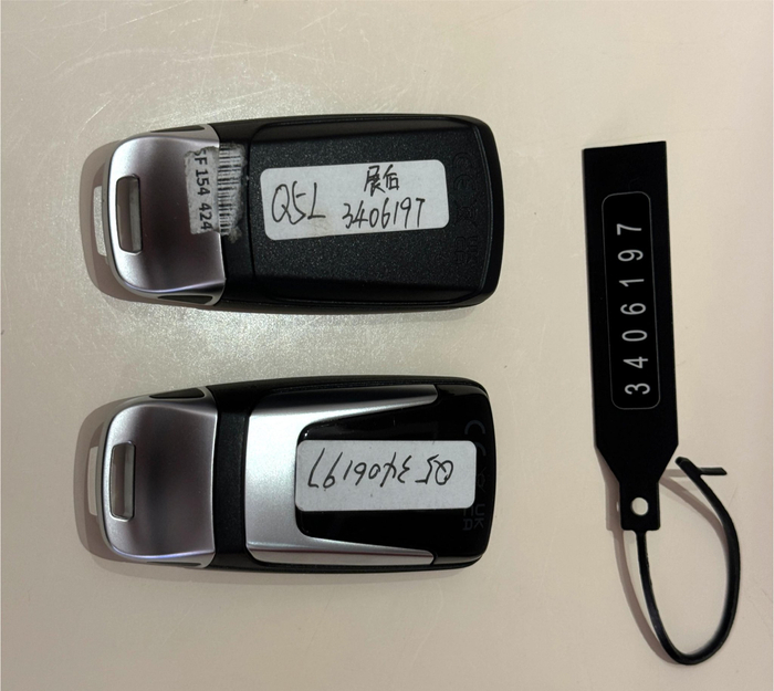 　　两把车钥匙中，写有“展后”的一把有磨损痕迹。薛晶晶/摄