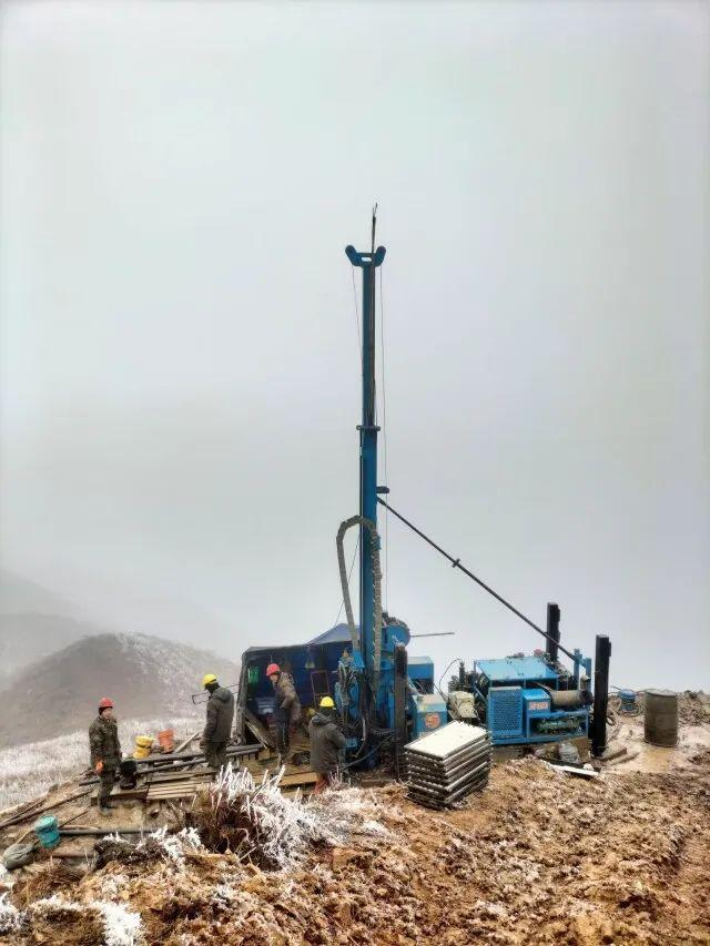 ▲项目人员在冰冻天气下施工作业。通讯员供图