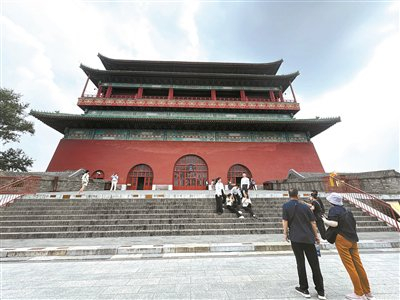 中轴线申遗成功以来，钟鼓楼接待的研学团队数量明显增加 摄影/本报记者 吕安琪