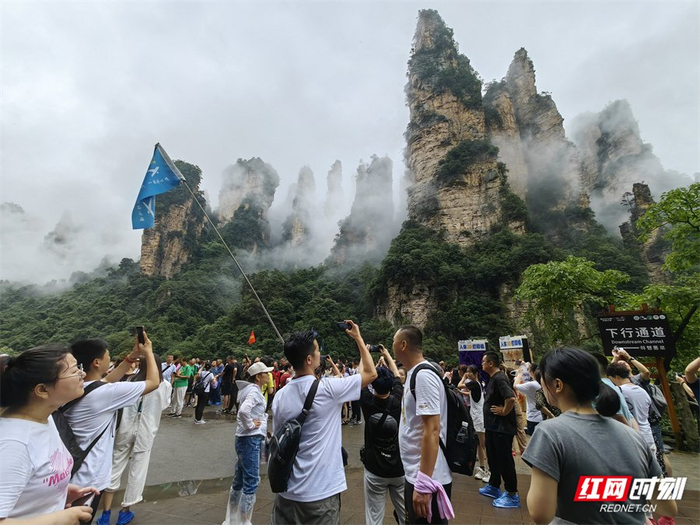 张家界国家森林公园游客打卡。