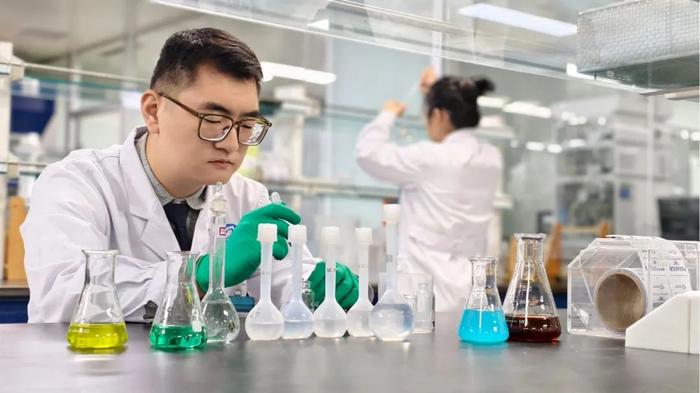 悦康药业质检中心人员正在对药品质量进行严格检验
