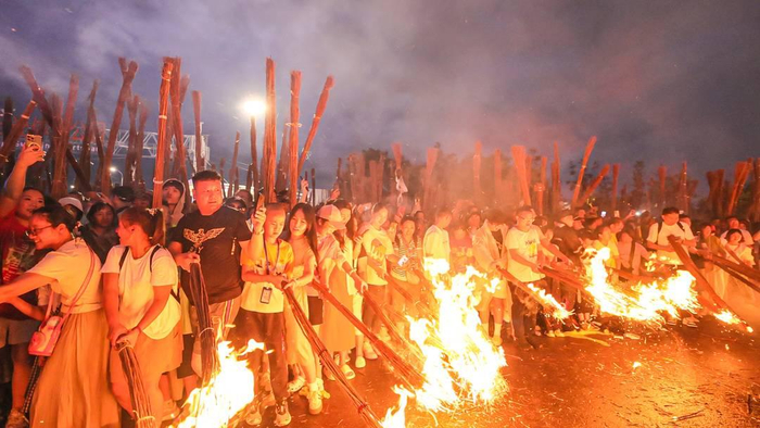 2024年西昌火把节狂欢夜现场 何尧摄