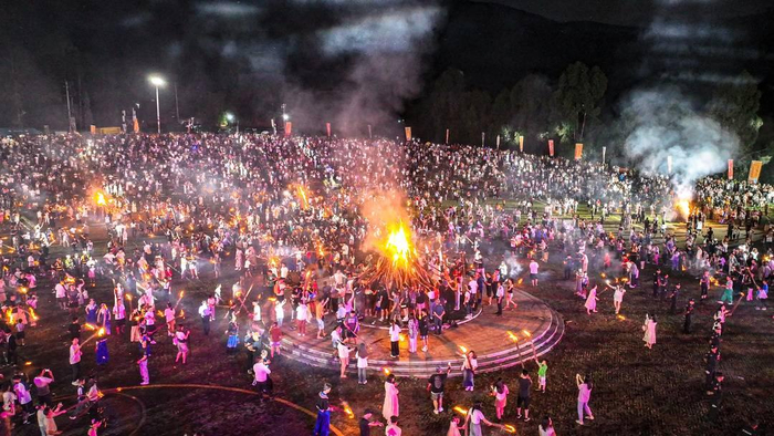 2024年俄池格则火把狂欢 佘钢摄