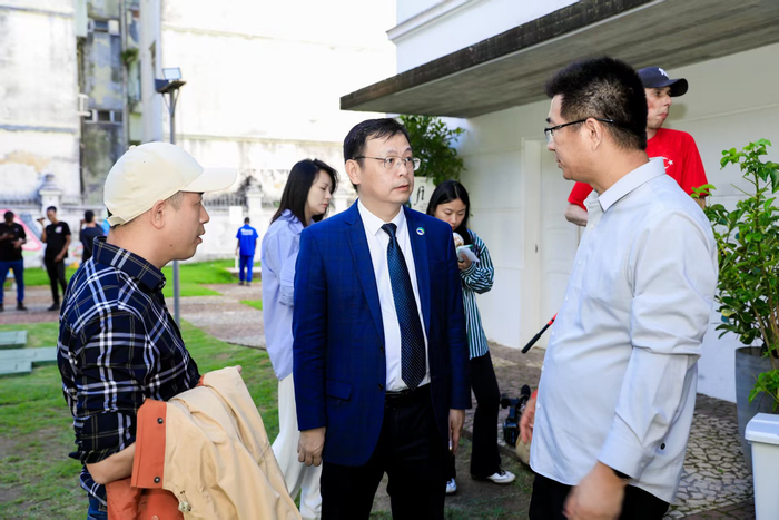 比亚迪巴西分公司总经理李铁（前排中）
