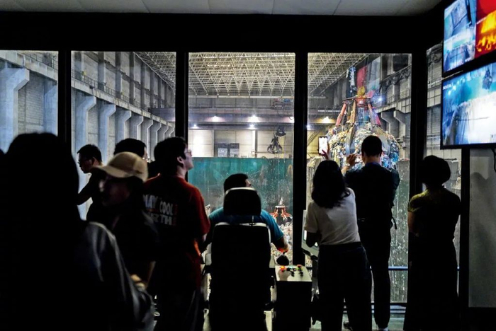 2024年6月29日，江西南昌市固废处理循环经济产业园的生活垃圾清洁焚烧发电厂，工作人员利用抓机搬运垃圾。图/IC