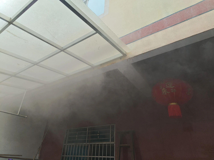 △烟雾飘出屋外。